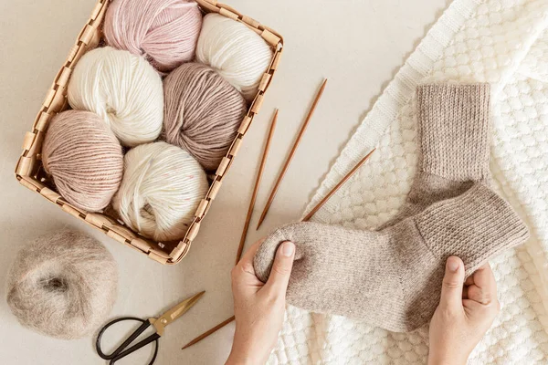 Ambachtelijke Hobby Achtergrond Met Garen Natuurlijke Kleuren Handgemaakte Sokken Recomforting — Stockfoto