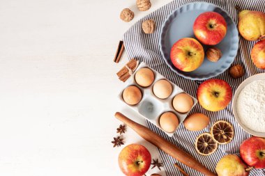 Elmalı, armutlu, fındıklı, mevsimlik baharatlı ve aletli sonbahar pastası pişirme malzemeleri. Elmalı turta tarifi fikri. Şükran Günü ve Sonbahar Tatil Kutlaması