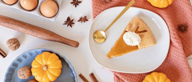 Kabaklı, fındıklı, mevsimlik baharatlı ve bir dilim turtalı balkabağı turtası. Şükran Günü ve sonbahar tatilleri kutlama konsepti. Üst görünüm, düz görünüm