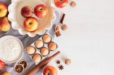 Elmalı, armutlu, fındıklı, mevsimlik baharatlı ve aletli sonbahar pastası pişirme malzemeleri. Elmalı turta tarifi fikri. Şükran Günü ve Sonbahar Tatil Kutlaması