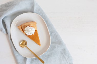 Kabaklı, fındıklı, mevsimlik baharatlı ve bir dilim turtalı balkabağı turtası. Şükran Günü ve sonbahar tatilleri kutlama konsepti. Üst görünüm, düz görünüm