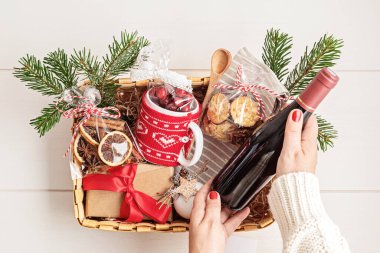 Mutfak meraklıları için hazırlanmış Noel hediyesi sepeti bir şişe şarap ve sıcak şarap malzemeleriyle. Aşçılar, gurmeler ve gurmeler için şirket sepeti ya da kişisel hediye.