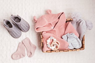 Şirin organik bebek kıyafetleri, ayakkabılar, oyuncaklar koleksiyonu. Soğuk hava için sıcak kıyafet. Noel ve bebek partisi için yeni doğan hediyeleri, ikinci el kıyafetler, bağış fikri.