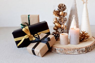 Noel arkaplanı hediye kutuları ve minimalist Noel süslemeleri. Xmas kutlaması, selamlar, kış tatili hazırlıkları. Kopyalama alanı olan şenlikli maketler