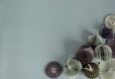 İskandinav yılbaşı kağıtları bal peteği süslemeleri. Modern Noel süslemesi, minimalist ve plastiksiz. Düz yatış, üst görünüm