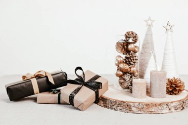 Noel arkaplanı hediye kutuları ve minimalist Noel süslemeleri. Xmas kutlaması, selamlar, kış tatili hazırlıkları. Kopyalama alanı olan şenlikli maketler