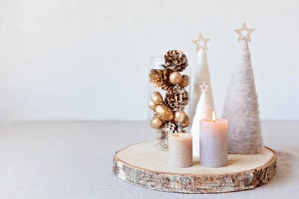 Tischdekoration Mit Kerzen Und Handgefertigten Minimalistischen Weihnachtsbäumen Festliches Interieur Einfache — Stockfoto