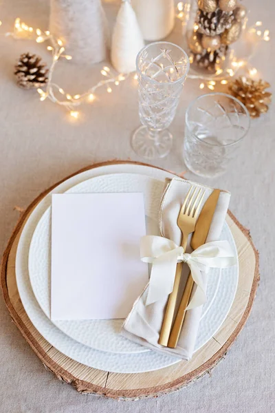 Feestelijke Kersttafel Met Gouden Bestek Porseleinen Bord Kerstversiering Mockup Voor — Stockfoto