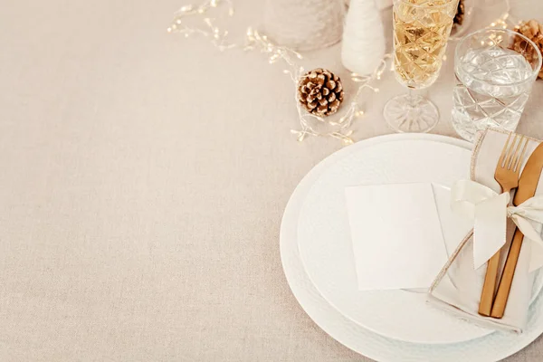 Feestelijke Kersttafel Met Gouden Bestek Porseleinen Bord Kerstversiering Mockup Voor — Stockfoto