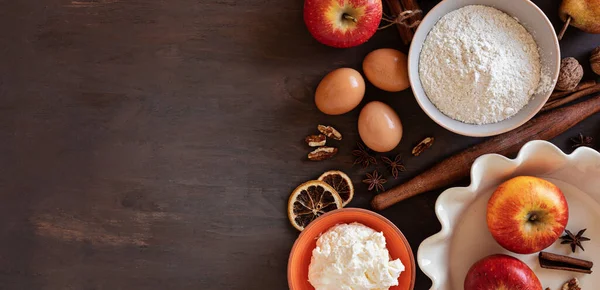 Torta Outono Ingredientes Cozimento Com Maçãs Peras Nozes Especiarias Sazonais — Fotografia de Stock