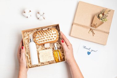 Romantik tatiller için kişisel bakım ürünleri ve kartlarla dolu bir hediye sepeti. Aile ve arkadaşlar için şirket ya da kişisel hediye, anneler günü.