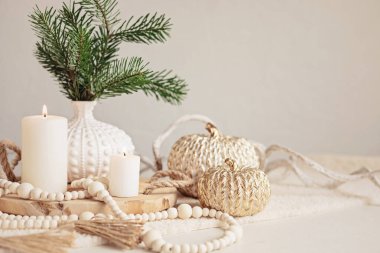 Sonbahar masa dekorasyonu. El yapımı balkabakları ve mumlarla sonbahar tatili için iç dekorasyon. Tatil tebrik kartı.