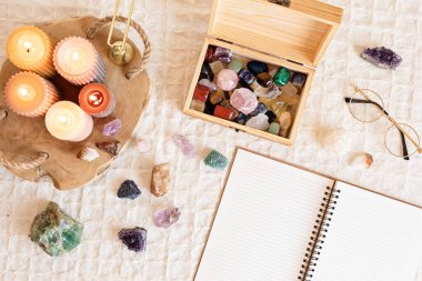 Reiki çakra kristallerini ve açık organizatörü iyileştiriyorum. Refah, uyum, meditasyon, rahatlama, metafizik ve ruhani uygulamalar için taşıyıcılar. Enerji güç kavramı