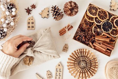 Furoshiki hediyeleri. Çevre dostu alternatif yeşil Noel hediyeleri. Kıyafetlere sarılmış ve Noel süslemelerine sarılmış. Japon geleneği. Sıfır kış tatili