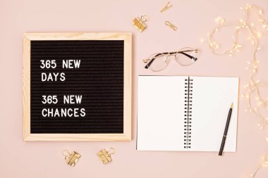 365 yeni gün, 365 yeni şans. Pembe arka planda motive edici alıntıları olan bir mektup tahtası. Yeni yıl kararları ve hedef belirleme, kişisel gelişim ve kalkınma kavramı.
