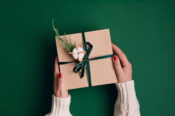 Χριστουγεννιάτικο Φόντο Κουτί Δώρου Τυλιγμένο Χαρτί Kraft Χριστούγεννα Γιορτή Προετοιμασία — Φωτογραφία Αρχείου