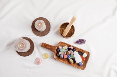 Reiki çakra kristal tedavisini iyileştiriyorum. Refah, meditasyon, hedef, rahatlama, zihinsel sağlık ve ruhsal uygulamalar için değerli taşlarla yapılan alternatif ritüeller. Enerji güç kavramı