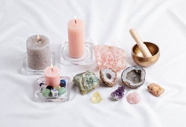 Reiki çakra kristal tedavisini iyileştiriyorum. Refah, meditasyon, hedef, rahatlama, zihinsel sağlık ve ruhsal uygulamalar için değerli taşlarla yapılan alternatif ritüeller. Enerji güç kavramı