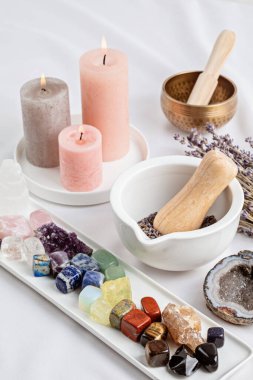 Reiki çakra kristal tedavisini iyileştiriyorum. Refah, meditasyon, hedef, rahatlama, zihinsel sağlık ve ruhsal uygulamalar için değerli taşlarla yapılan alternatif ritüeller. Enerji güç kavramı