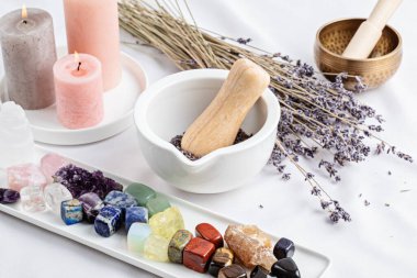 Reiki çakra kristal tedavisini iyileştiriyorum. Refah, meditasyon, hedef, rahatlama, zihinsel sağlık ve ruhsal uygulamalar için değerli taşlarla yapılan alternatif ritüeller. Enerji güç kavramı