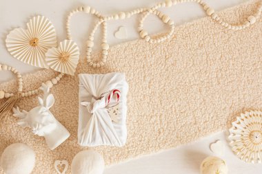 İskandinav tarzı, samimi çevre dostu, el yapımı Noel süsleri ve hafif arka planda hediyeler, düz yatış, fotokopi alanı ile üst görünüm