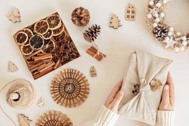 Furoshiki hediyeleri. Çevre dostu alternatif yeşil Noel hediyeleri. Kıyafetlere sarılmış ve Noel süslemelerine sarılmış. Japon geleneği. Sıfır kış tatili