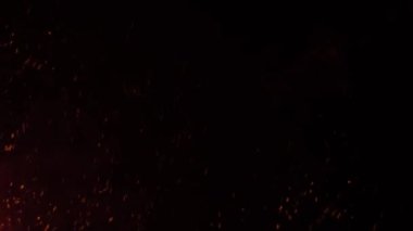 Yükselen Kırmızı Ateş Görüntüleri, 4K Flame parçacıkları içinde hareket grafik animasyon veya aksiyon tanıtım fragmanı için havada yavaş çekimde uçar ve yavaş hareket eder. Toz Parçacıkları Arkaplan Bokeh Işıkları