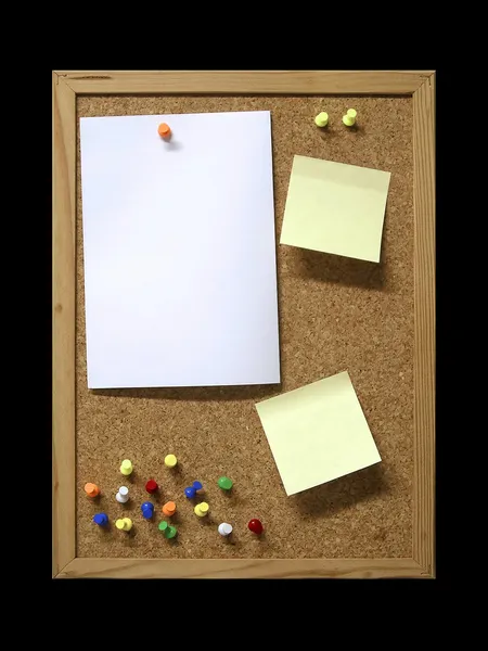 Opmerking papers en pinnen op cork board — Stockfoto