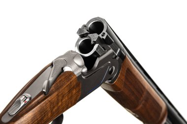 Beyaz arka planda çift namlulu silah avlamak. Çifte av tüfeği beyaz sırtında..