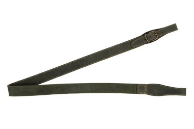 Beyaz arka planda izole edilmiş bir silah için zeytin deri omuz askısı