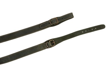 Beyaz arka planda izole edilmiş bir silah için zeytin deri omuz askısı