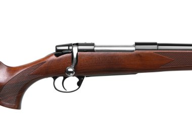 Klasik bir sürgülü tüfek, ahşap stokları ve mekanik görüşleri var. Avlanma, spor ve nefsi müdafaa için silahlar. Beyaz arkaplanda izole et.