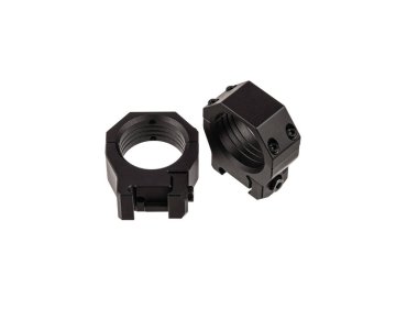 Beyaz arka planda izole edilmiş bir tüfeğin dürbünü için yapılmış hızlı bir bağlantı kopması. Keskin nişancı Dürbünü Hızlıca Bırak.