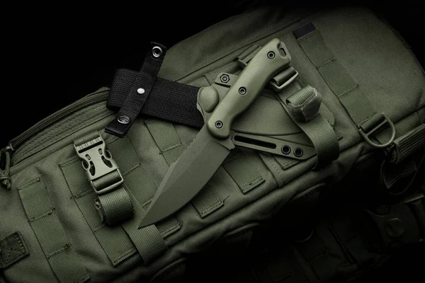 Modern Bir Askeri Bıçak Plastik Bir Kılıf Sivri Uçlu Silahlar — Stok fotoğraf