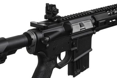 Modern otomatik tüfek beyaz arka planda izole edilmiş. Polis, özel kuvvetler ve ordu için silahlar. Mekanik görüşlü otomatik karabina. Beyaz sırtlı saldırı tüfeği..