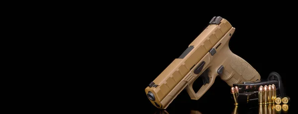 Pistola Moderna Marrom Munição Para Ele Uma Superfície Reflexiva Escura — Fotografia de Stock