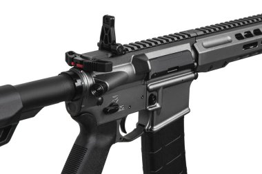 Beyaz arka planda izole edilmiş modern otomatik tüfeği kapatın. Polis, özel kuvvetler ve ordu için silahlar. Mekanik görüşlü otomatik karabina. Beyaz sırtlı saldırı tüfeği..