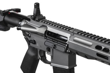 Beyaz arka planda izole edilmiş modern otomatik tüfeği kapatın. Polis, özel kuvvetler ve ordu için silahlar. Mekanik görüşlü otomatik karabina. Beyaz sırtlı saldırı tüfeği..