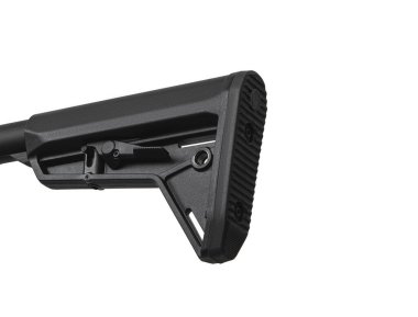 Beyaz arka planda izole edilmiş modern otomatik tüfeği kapatın. Polis, özel kuvvetler ve ordu için silahlar. Mekanik görüşlü otomatik karabina. Beyaz sırtlı saldırı tüfeği..