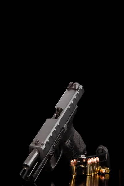 Разряженное Оружие Чёрная Современная Пушка Боеприпасы Неё Тёмной Отражающей Поверхности — стоковое фото