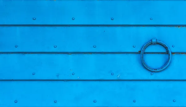 青の波打つ金属の背景 リベットで接続された水平金属板の質感 ポスターやバナーのブランク — ストック写真