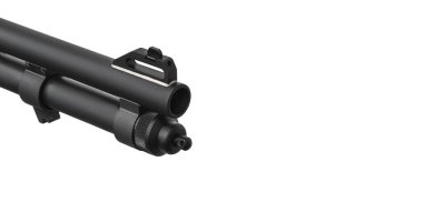 Pompalı tüfek beyaz arka planda izole edilmiş. Pompalı tüfeğin bir kısmına yakın çekim. Plastik kaplamalı pürüzsüz bir silah. 