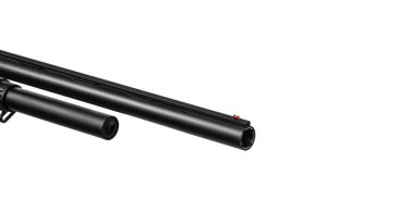 Pompalı tüfek beyaz arka planda izole edilmiş. Pürüzsüz bir silah..