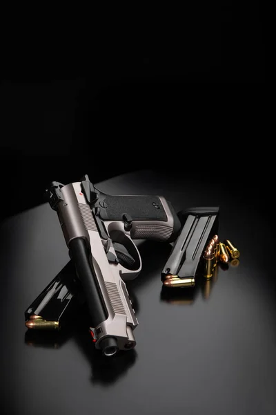 Pistola Moderna Munição Para Ele Uma Superfície Reflexiva Escura Armas — Fotografia de Stock