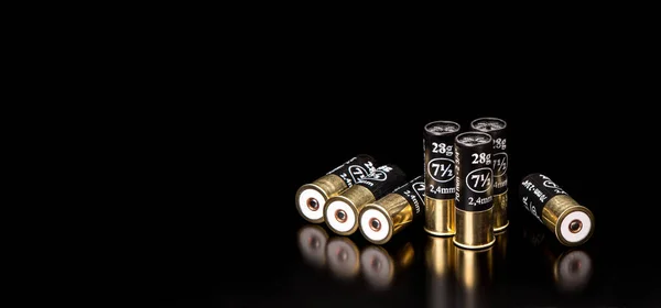 Shotgun Patroner Svart Bakgrund Ammunition För Släta Vapen Reflektioner Blank — Stockfoto