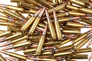 Silahlar için mühimmat. Beyaz arka planda bir sürü tüfek fişeği var..