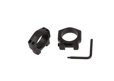 Beyaz arka planda izole edilmiş bir tüfeğin dürbünü için yapılmış hızlı bir bağlantı kopması. Keskin nişancı Dürbünü Hızlıca Bırak 