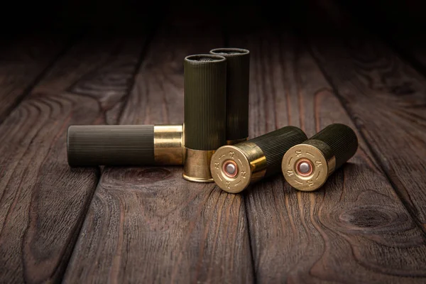 Kasety Shotguna Brązowym Drewnianym Stole Amunicja Broni Gładkolufowej Kalibru Amunicja — Zdjęcie stockowe