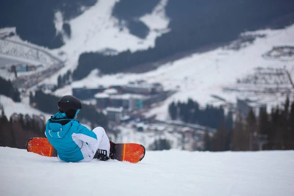 Girl Snowboarder Sits Slope Mountain Secures Snowboard Preparing Descent — Zdjęcie stockowe
