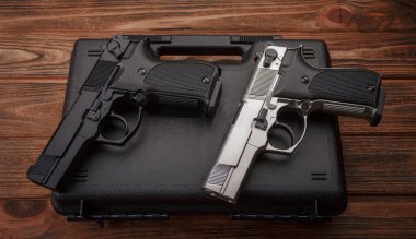 Modern yarı otomatik tabancalar. Nefsi müdafaa için kısa namlulu bir silah. Polisi, özel kuvvetleri ve orduyu silahlandırmak. Silah kutusunda siyah ve gümüş bir tabanca var..